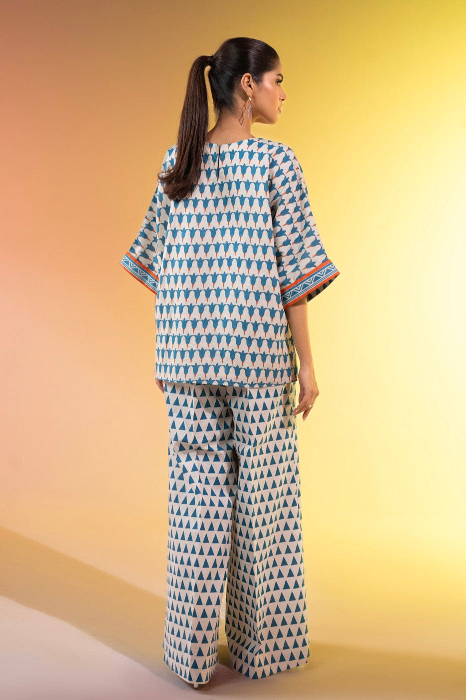 2 Pc Printed Lawn Suit With Cambric Trouser