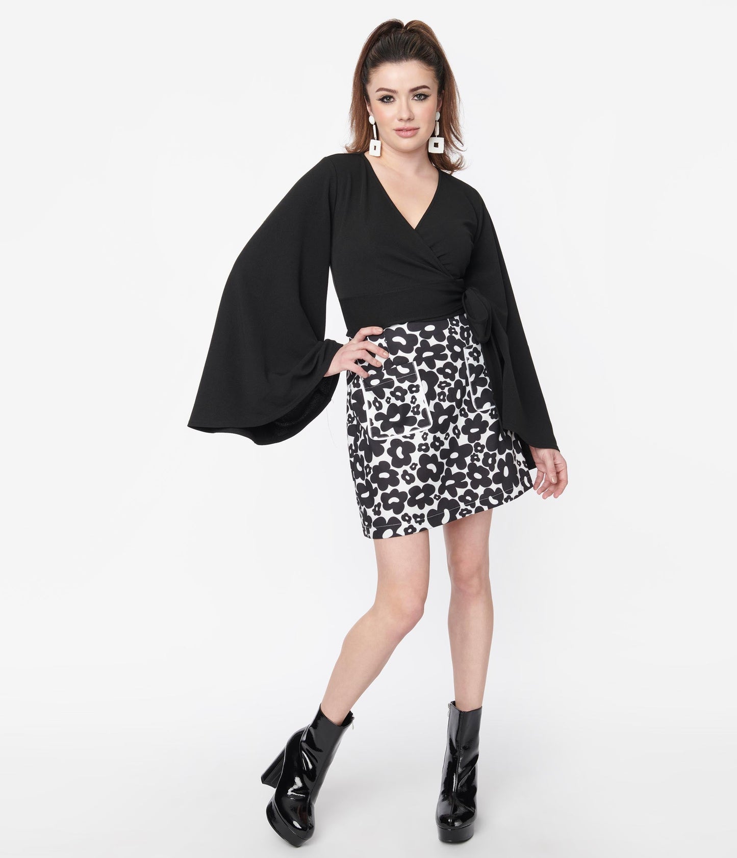 Smak Parlour White & Black Lazy Daisy Print Mini Skirt