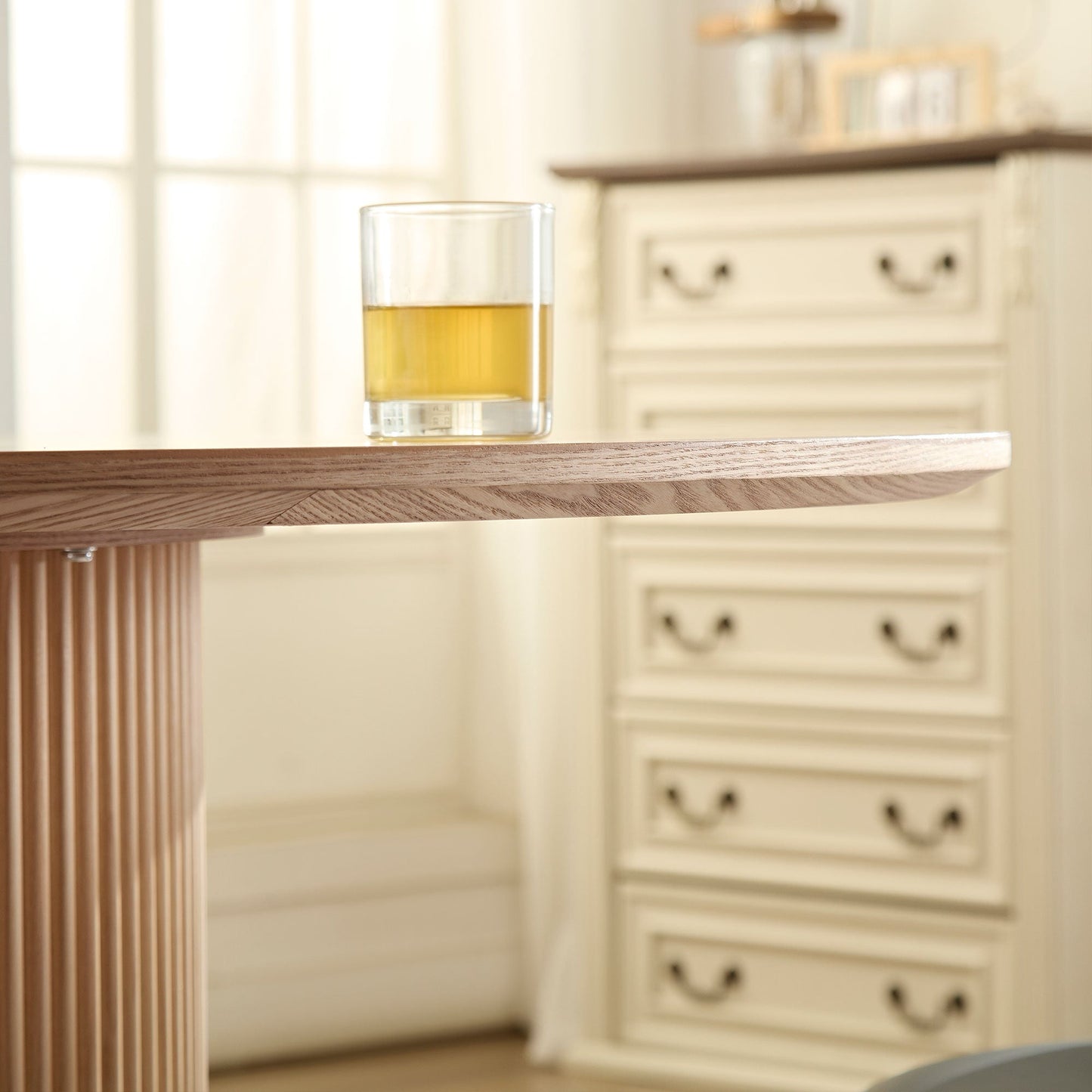 Volet 47.24" Round Dining Table with Wave Pattern Base