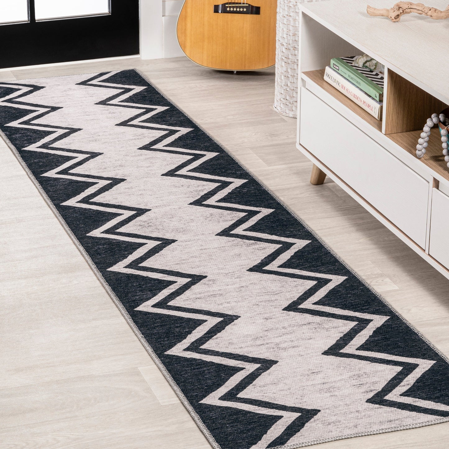 Siksak Modern Chevron Border Machine-Washable Area Rug