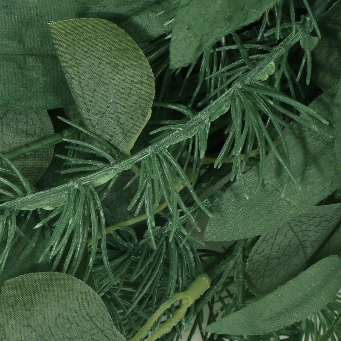 Xorin 24.5-inch Leaves Wreath