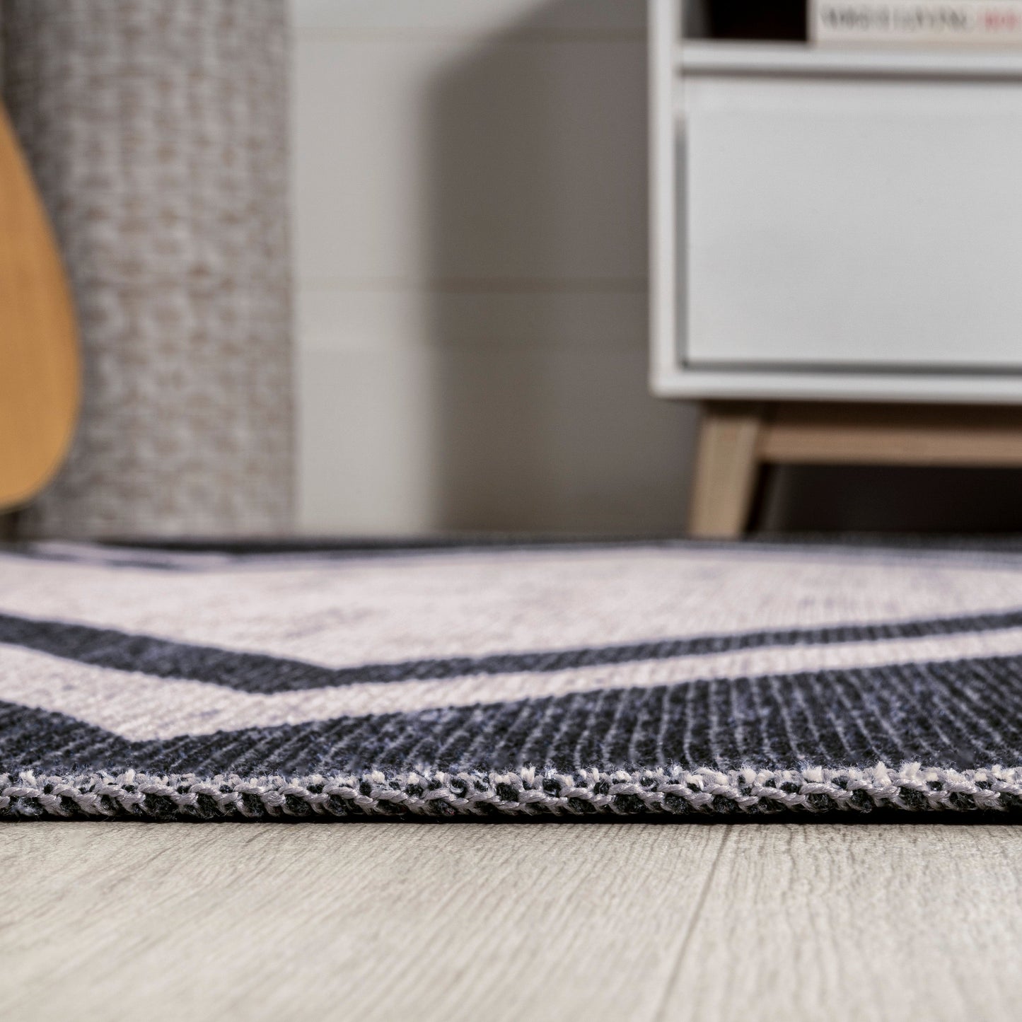 Siksak Modern Chevron Border Machine-Washable Area Rug