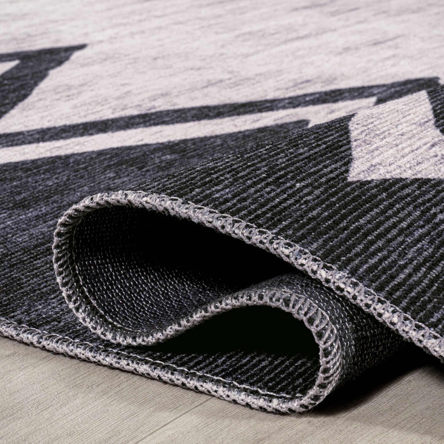 Siksak Modern Chevron Border Machine-Washable Area Rug