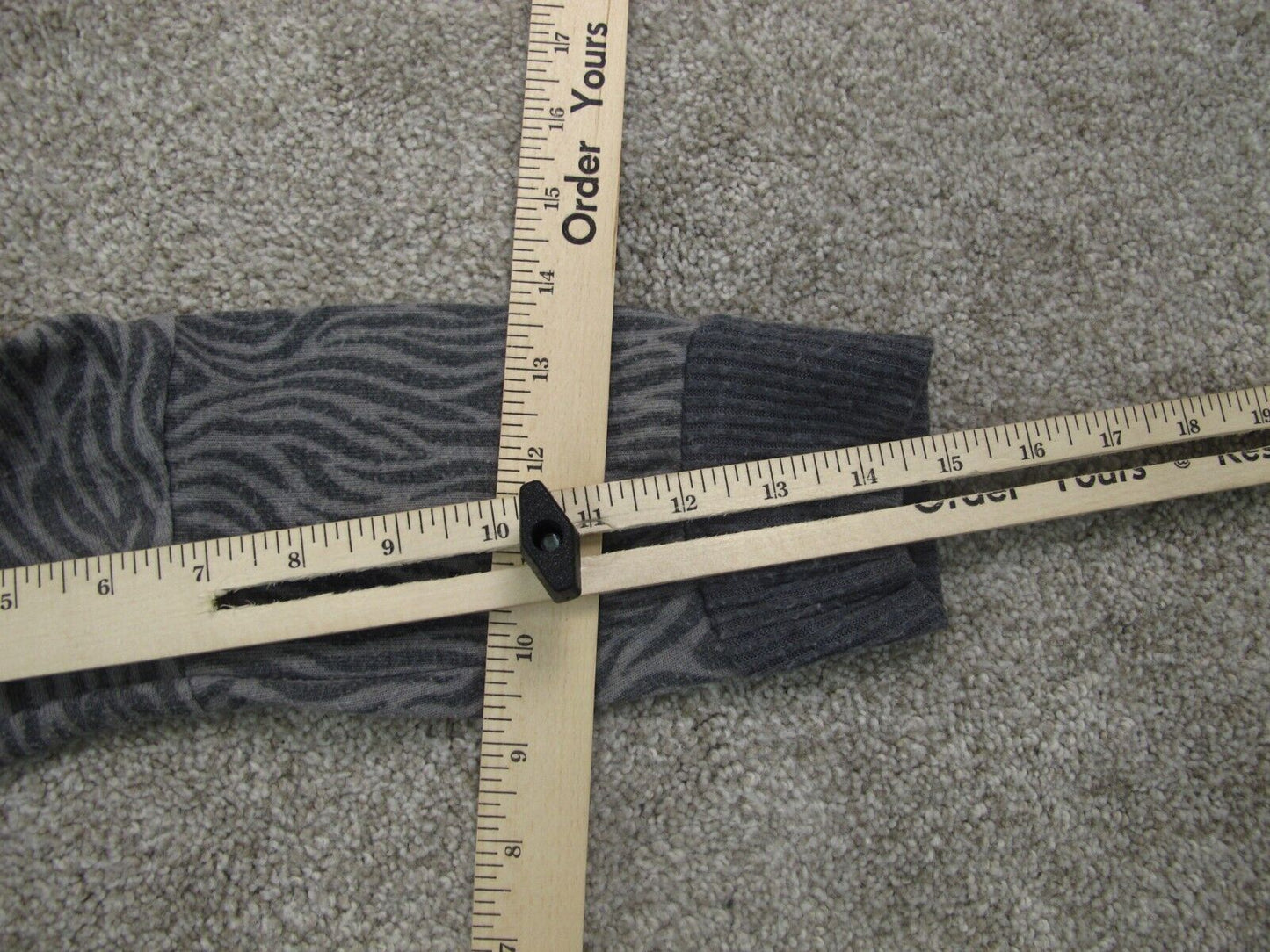 Forever 21 Womens Pullover Sweater Long Sleeve Crew Neck Gray Black Size Medium
