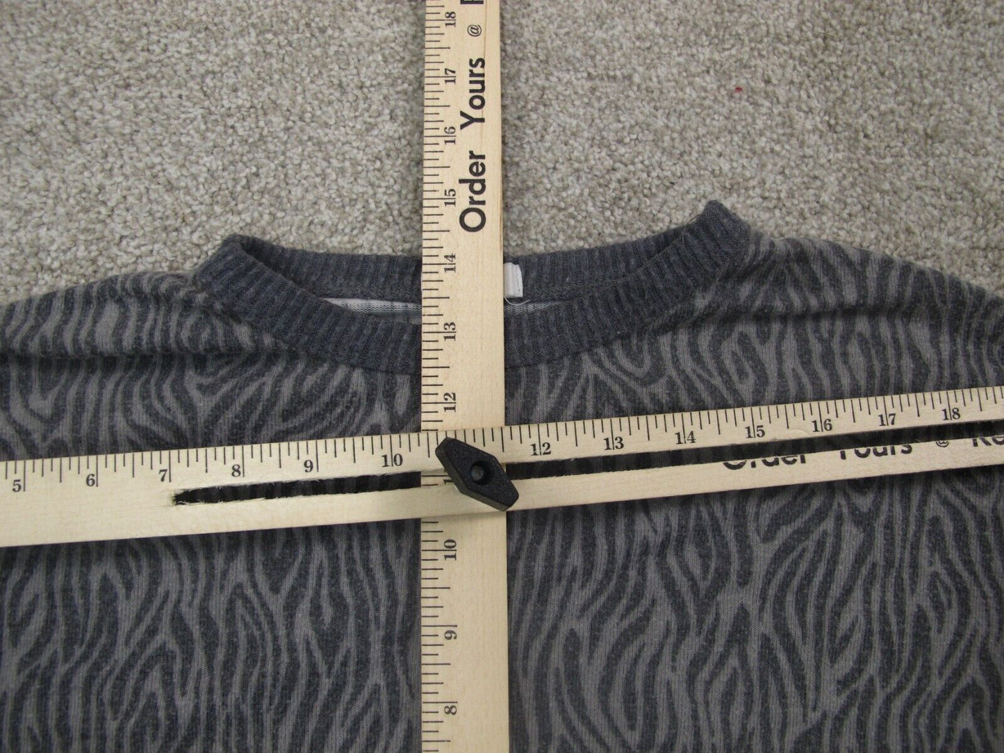 Forever 21 Womens Pullover Sweater Long Sleeve Crew Neck Gray Black Size Medium