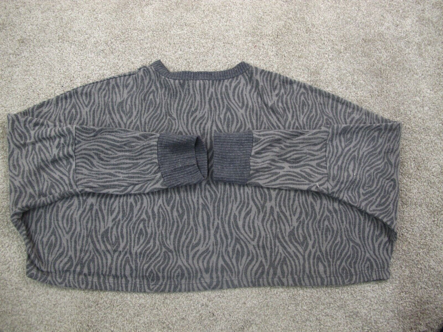 Forever 21 Womens Pullover Sweater Long Sleeve Crew Neck Gray Black Size Medium