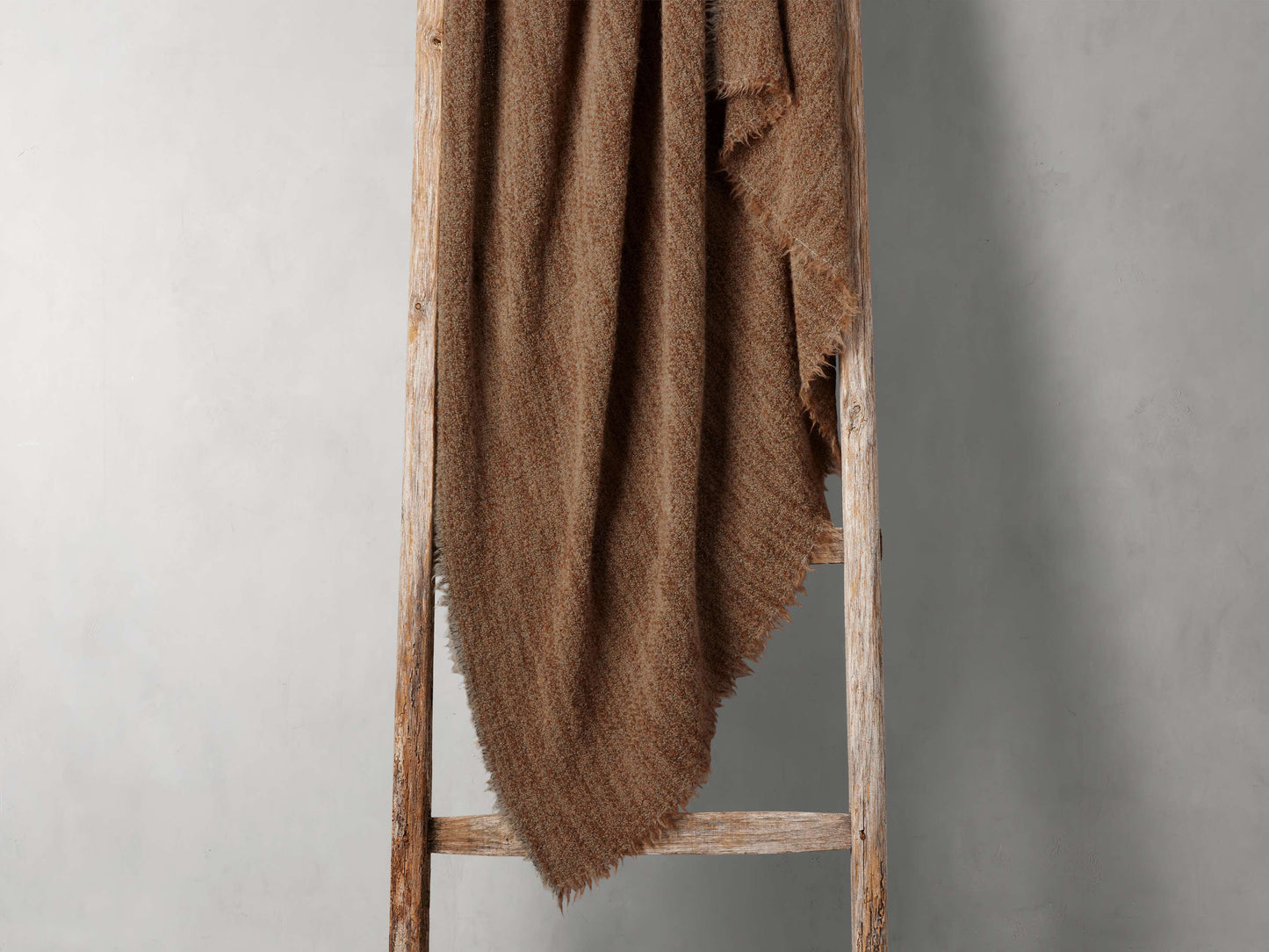 Nieve Throw