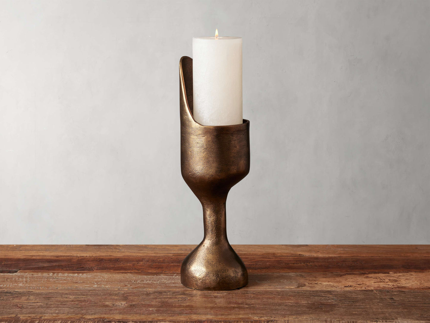 Myles Pillar Holder