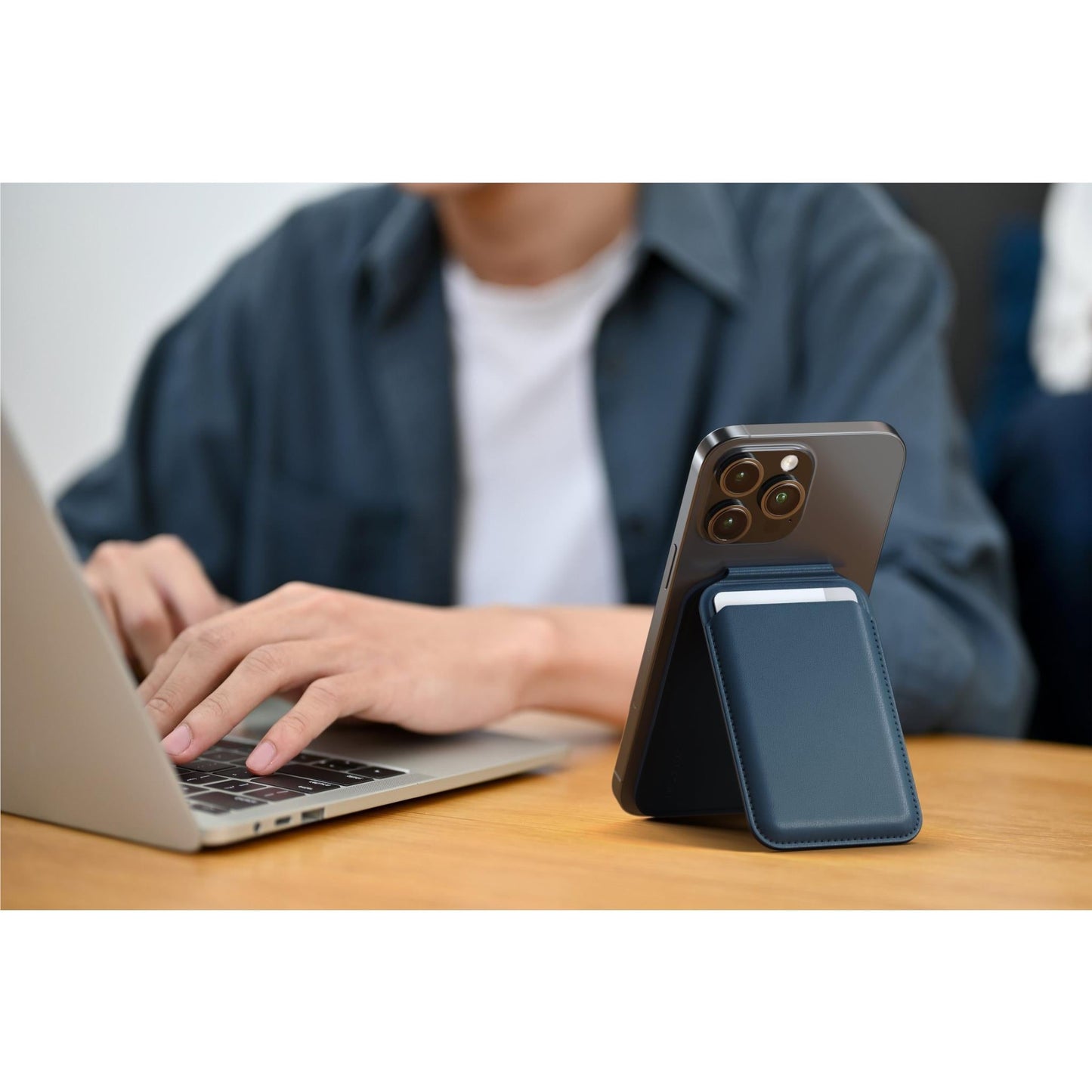 Satechi Magnetic iPhone Wallet Stand (Blue)