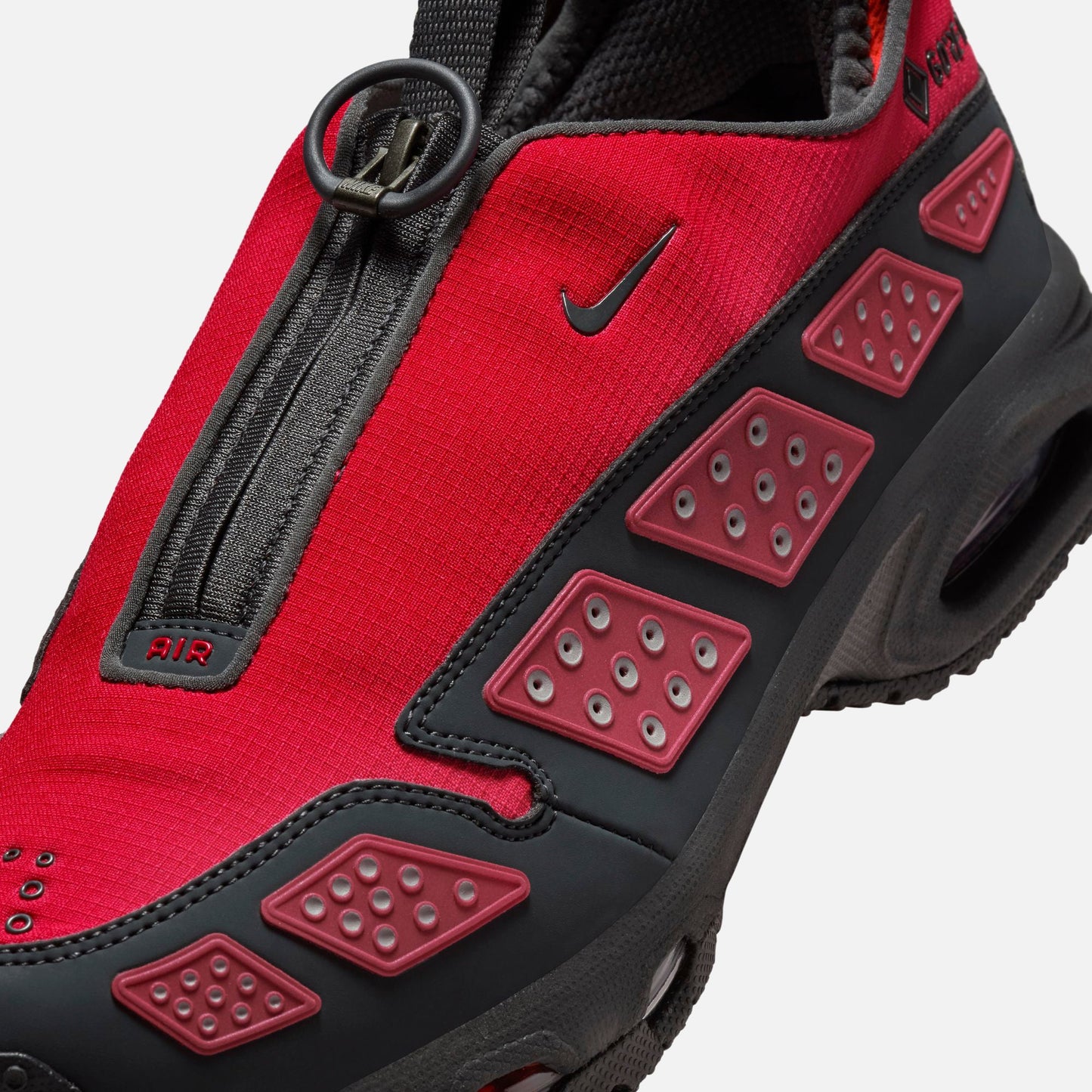 Nike WMNS Air Max SNDR GORE-TEX - Hyper Crimson / Fire Red / Black / Dark Smoke Grey
