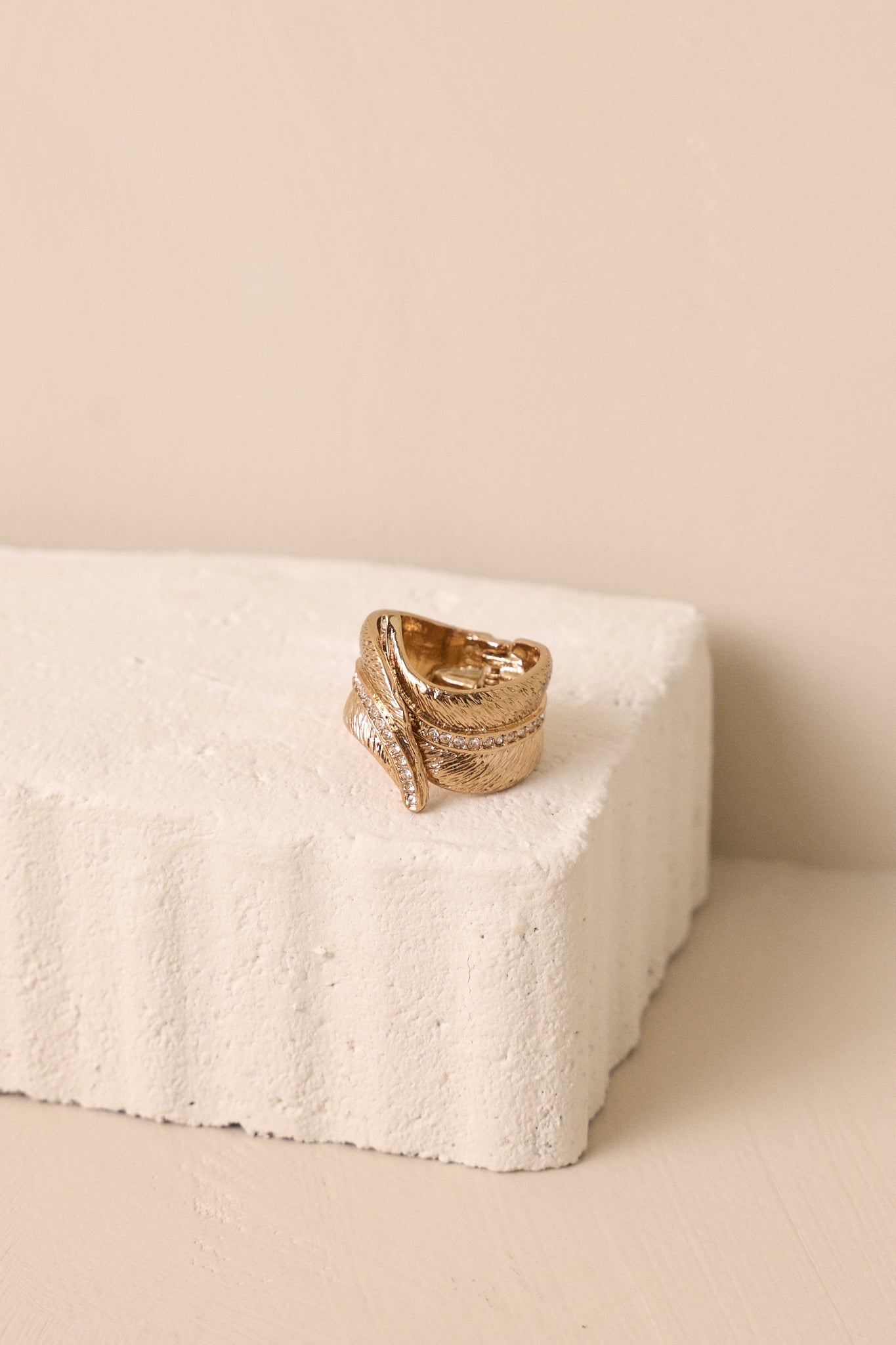 Shimmering Echoes Gold Feather Detailed Ring