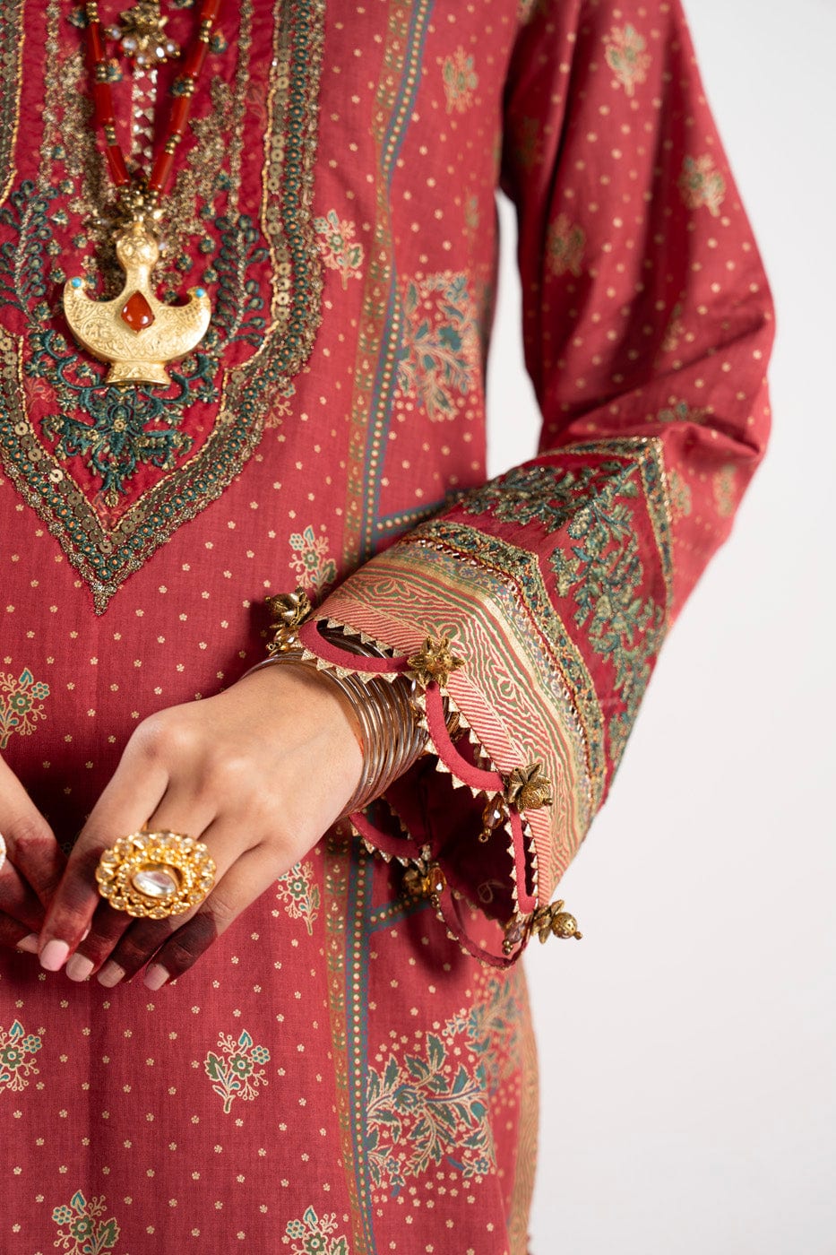 2 Pc Embroidered Heavy Cambric Suit With Lawn Dupatta