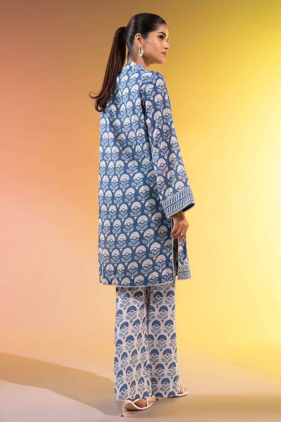 2 Pc Printed Lawn Suit With Cambric Trouser