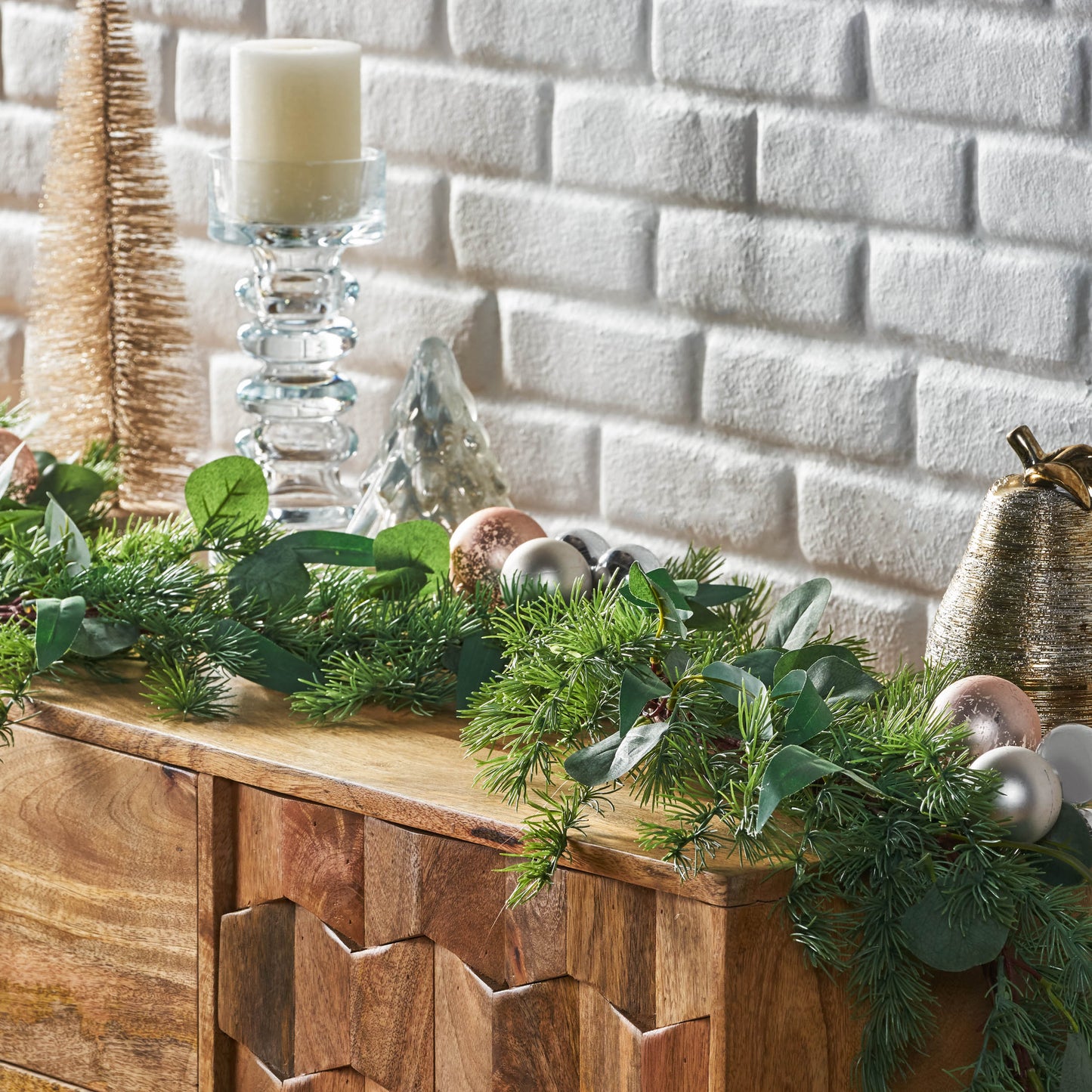 Pineneedle Garland with Ball