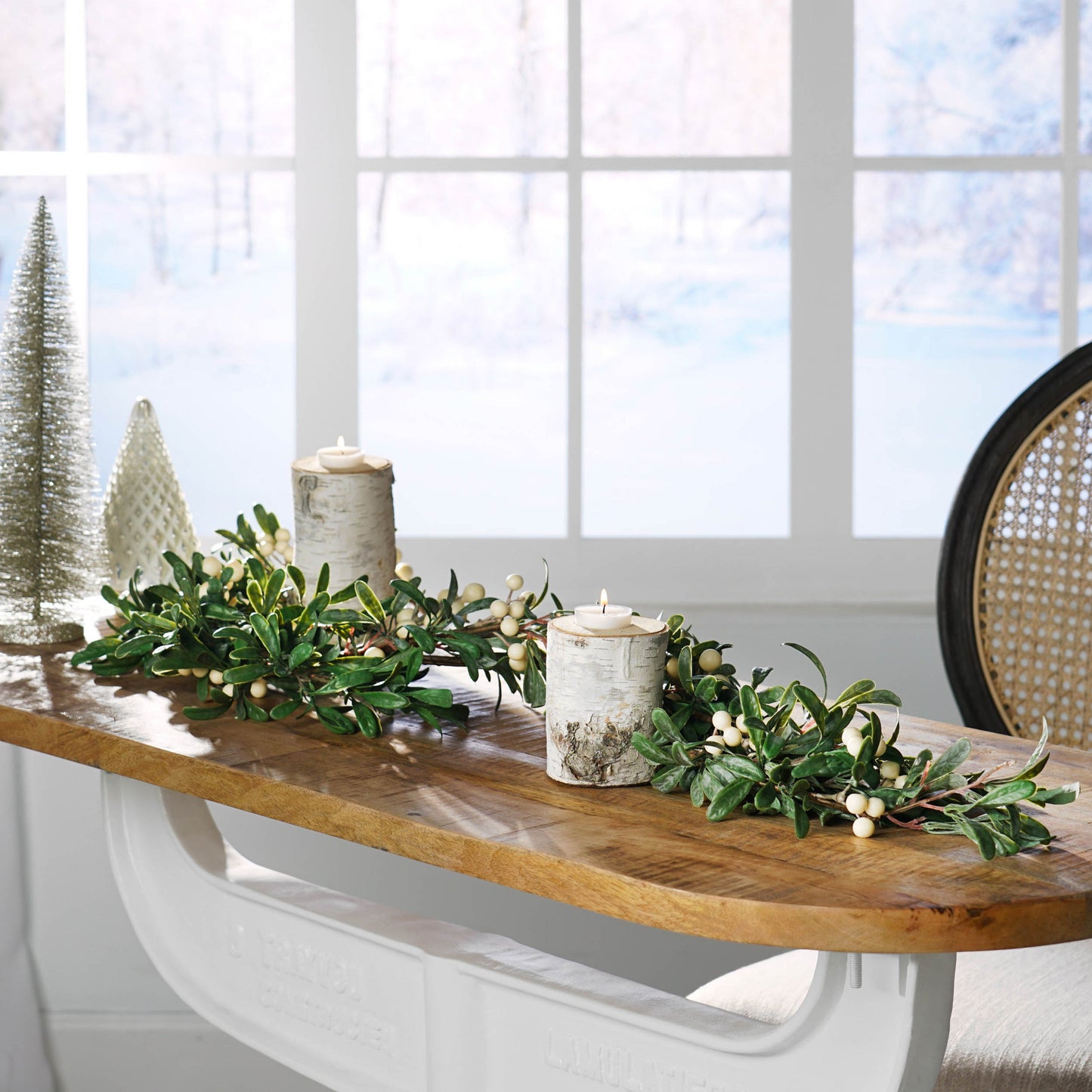 Porin 54" Snowberry Garland