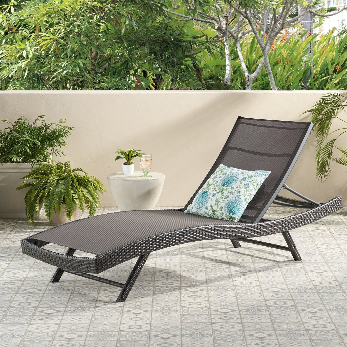 Outdoor Rattan Wicker Chaise Lounge with Adjustable Seat and Mesh Seat