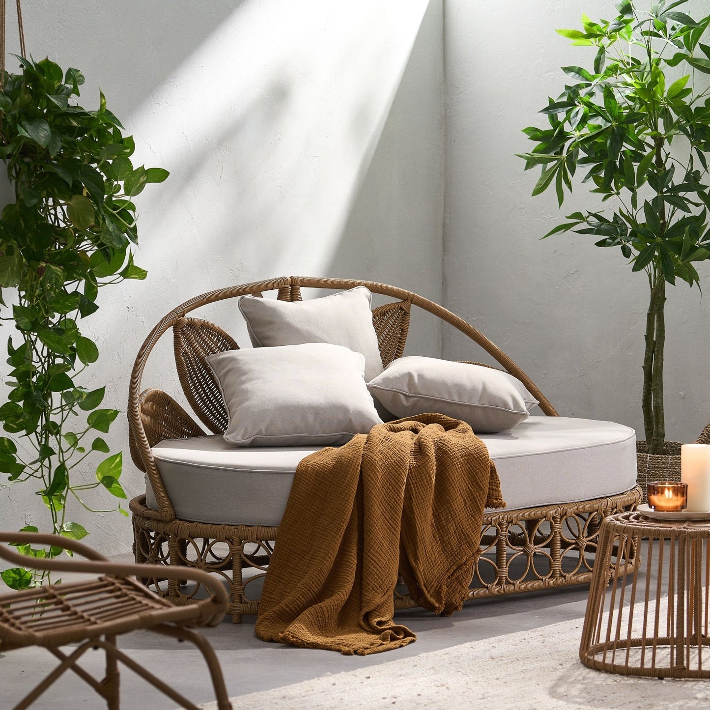 Outdoor Wicker Daybed With Pillows