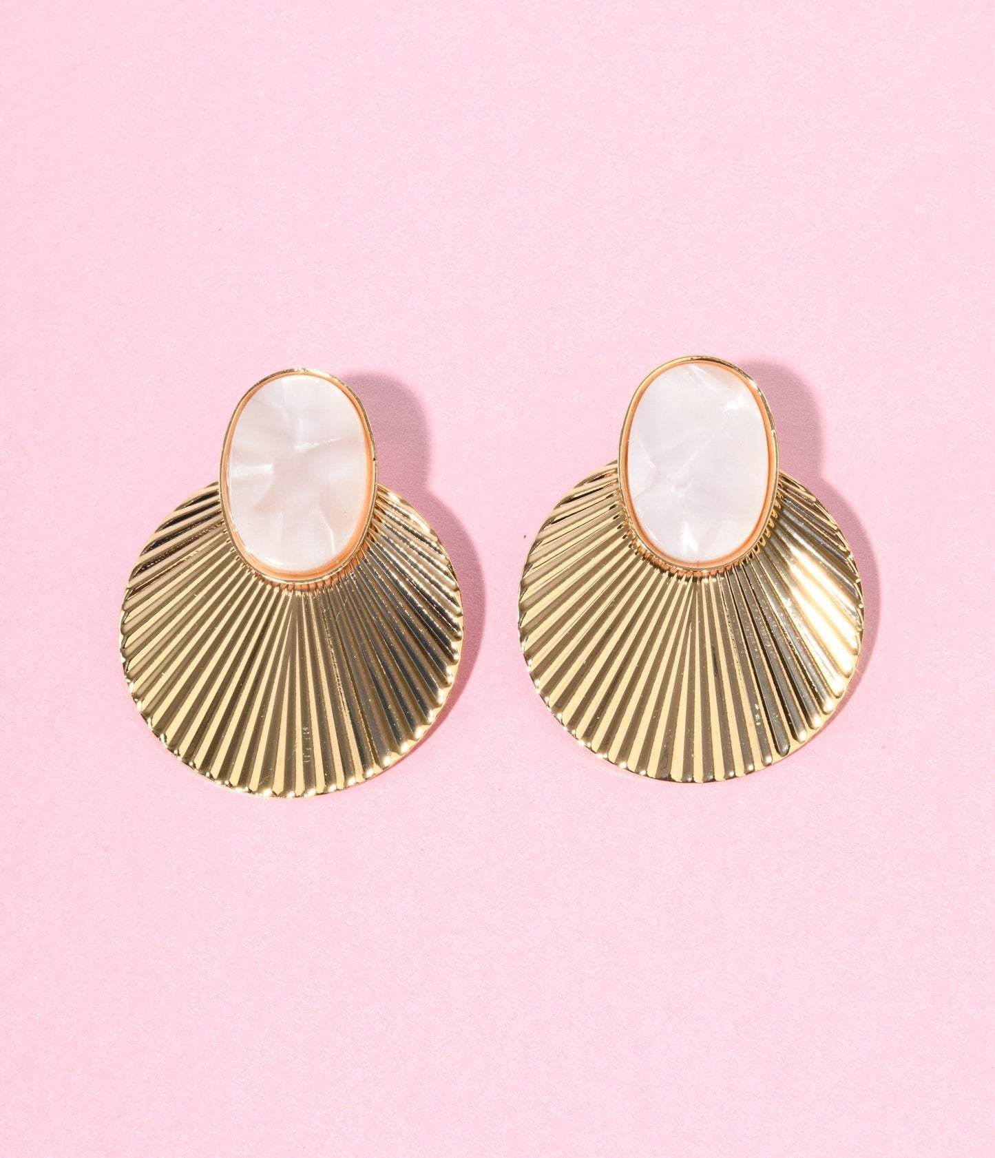 Pearlescent Gold Shell Deco Earrings