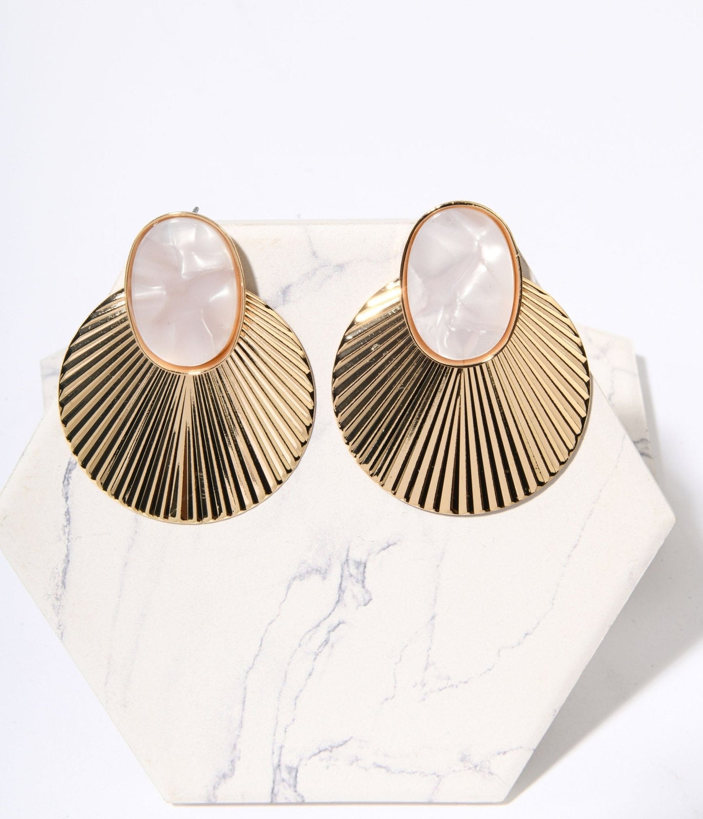 Pearlescent Gold Shell Deco Earrings