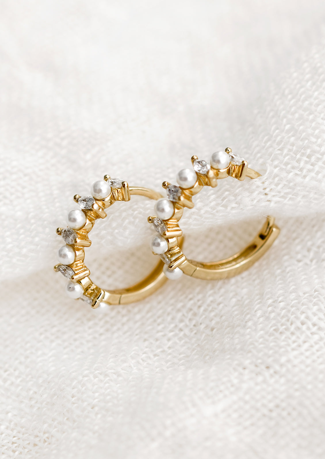 Poisson Pearl Huggie Hoops