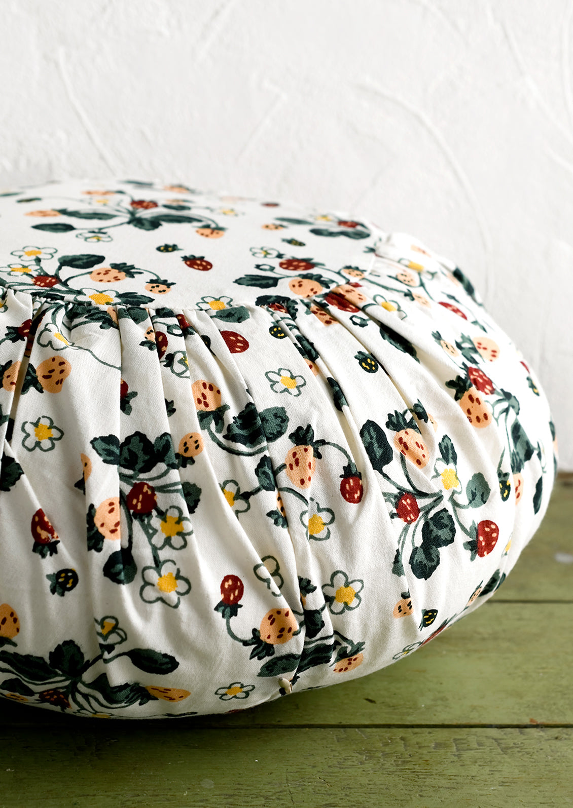 Wild Strawberry Round Pillow